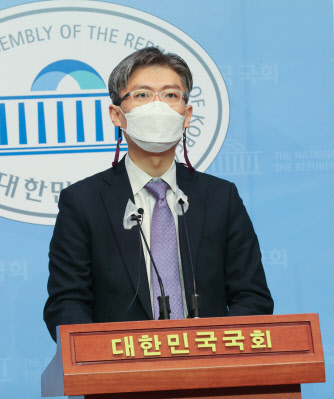 조정훈 시대전환 의원이 지난 10일 국회 소통관에서 공약을 발표하고 있다. 연합뉴스